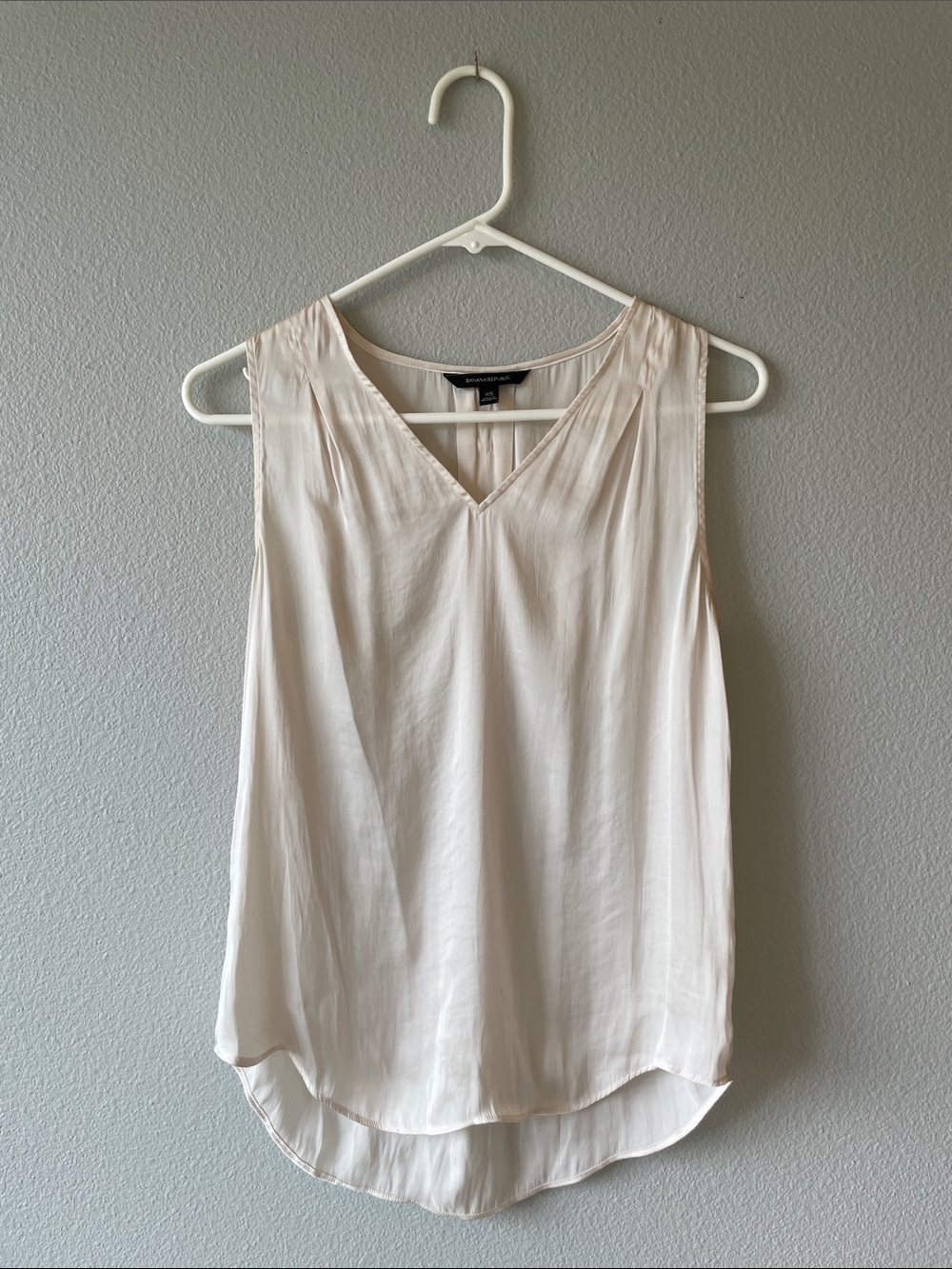 Banana Republic Sleeveless Satin V-Neck Blouse XS